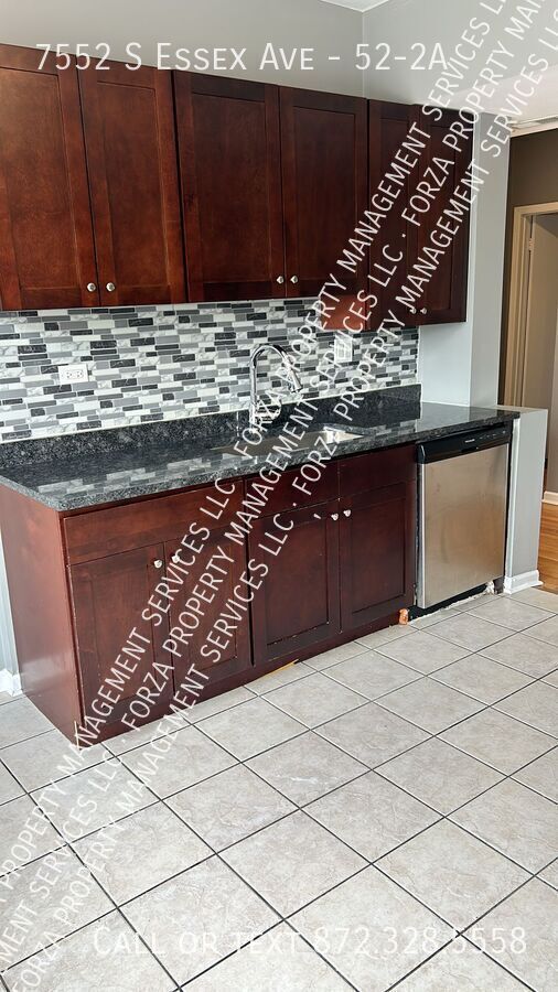 7552 S Essex Ave in Chicago, IL - Building Photo - Building Photo