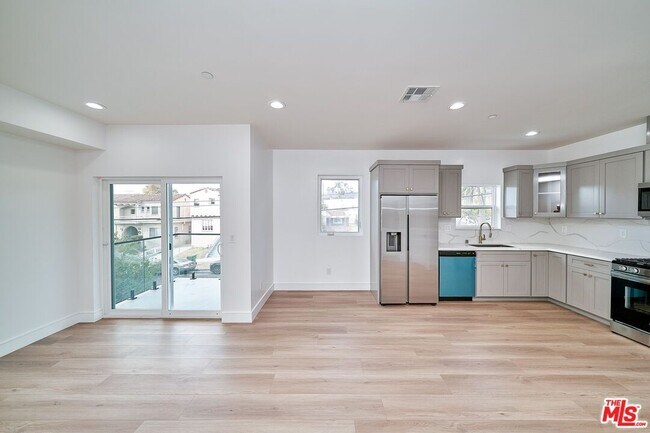 1106 Queen Anne Pl in Los Angeles, CA - Building Photo - Building Photo