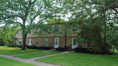 Arrowhead Apartments in Algonquin, IL - Building Photo - Building Photo