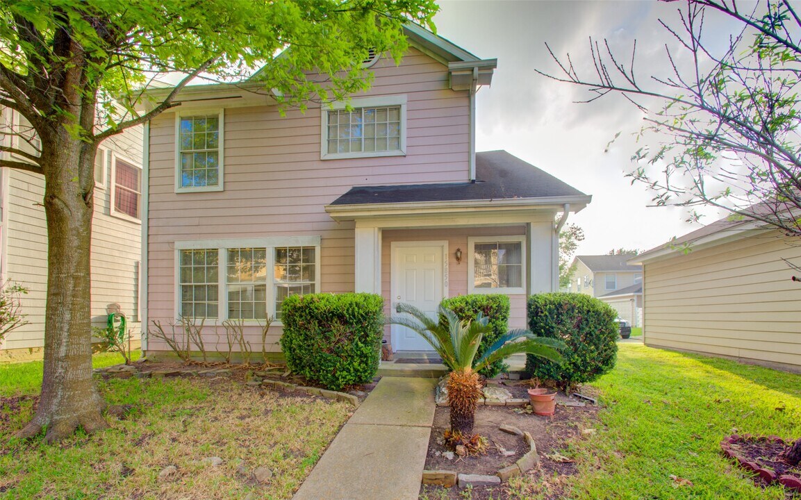 15850 E Park Ct in Houston, TX - Building Photo