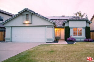 8506 Blue Heron Dr in Bakersfield, CA - Building Photo