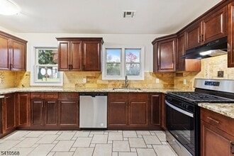 133 Cleveland Ave in Hasbrouck Heights, NJ - Building Photo - Building Photo