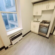 309 W 43rd St in New York, NY - Building Photo - Building Photo