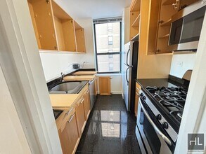 HUGE NO-FEE 1 BED WITH BEAUTIFUL VIEWS IN in New York, NY - Building Photo - Building Photo