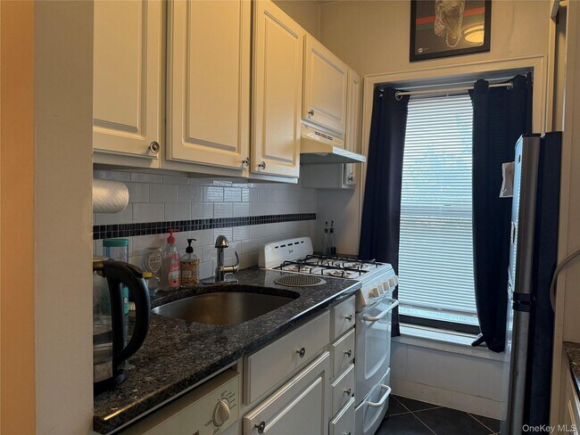 30 Clinton Pl in New Rochelle, NY - Building Photo - Building Photo