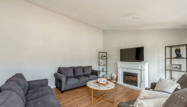 1544 Amarillo Dr in Carpentersville, IL - Foto de edificio - Building Photo