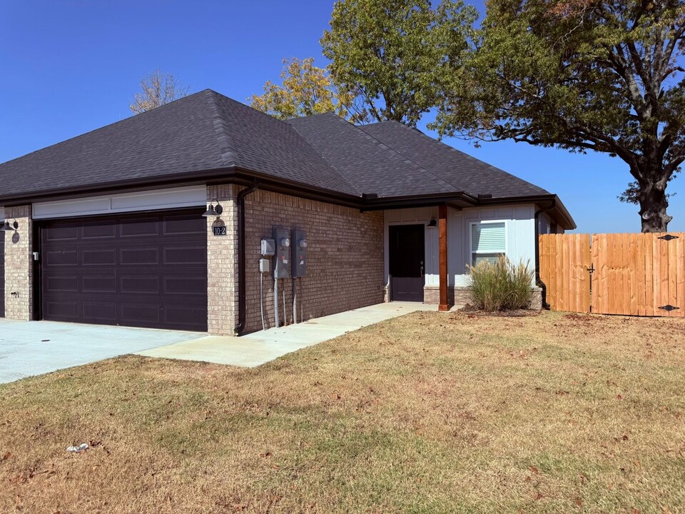 10 E Retriever St in Farmington, AR - Foto de edificio