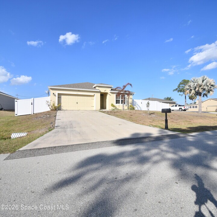 439 Gancedo St SW in Palm Bay, FL - Building Photo