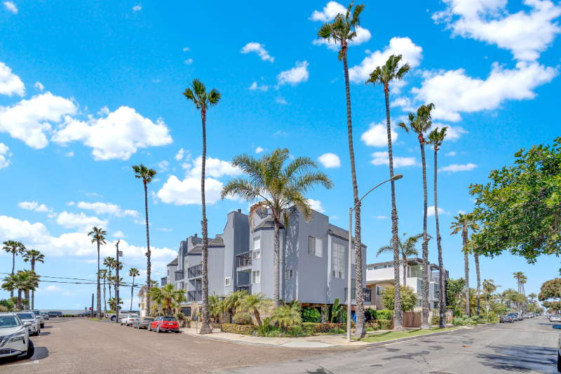 200 Pine St in Oceanside, CA - Building Photo