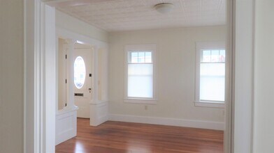 21 Courtland St, Unit 1 in Middleboro, MA - Foto de edificio - Building Photo