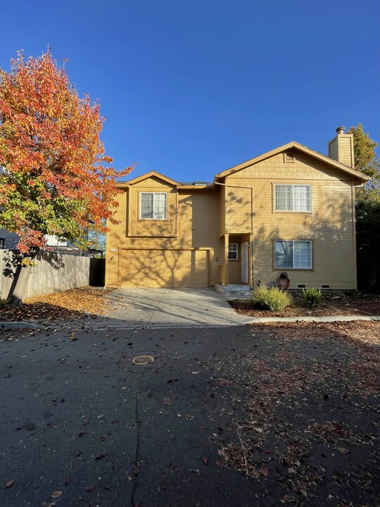 1817 Rhianna St in Santa Rosa, CA - Building Photo