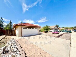 25268 Shadescale Dr in Murrieta, CA - Foto de edificio - Building Photo