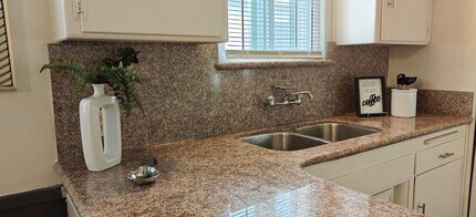 2704 W Century Blvd in Inglewood, CA - Building Photo - Building Photo