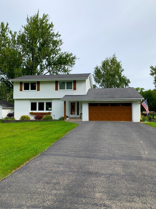 N59W39740 Sunnyfield Dr in Oconomowoc, WI - Foto de edificio