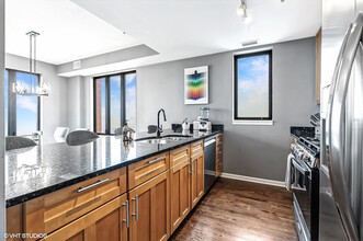 3232 N Halsted St, Unit D801 in Chicago, IL - Foto de edificio - Building Photo