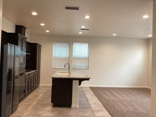 6319 E Creek View Ln in Fresno, CA - Building Photo - Building Photo