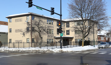 5400 W Addison St in Chicago, IL - Foto de edificio - Building Photo