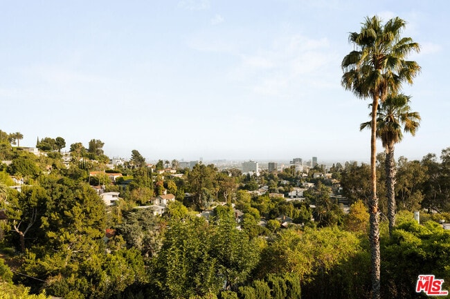 6350 Bryn Mawr Dr in Los Angeles, CA - Building Photo - Building Photo