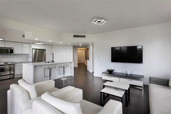 19900 E Country Club Dr, Unit 311 in Aventura, FL - Building Photo - Building Photo