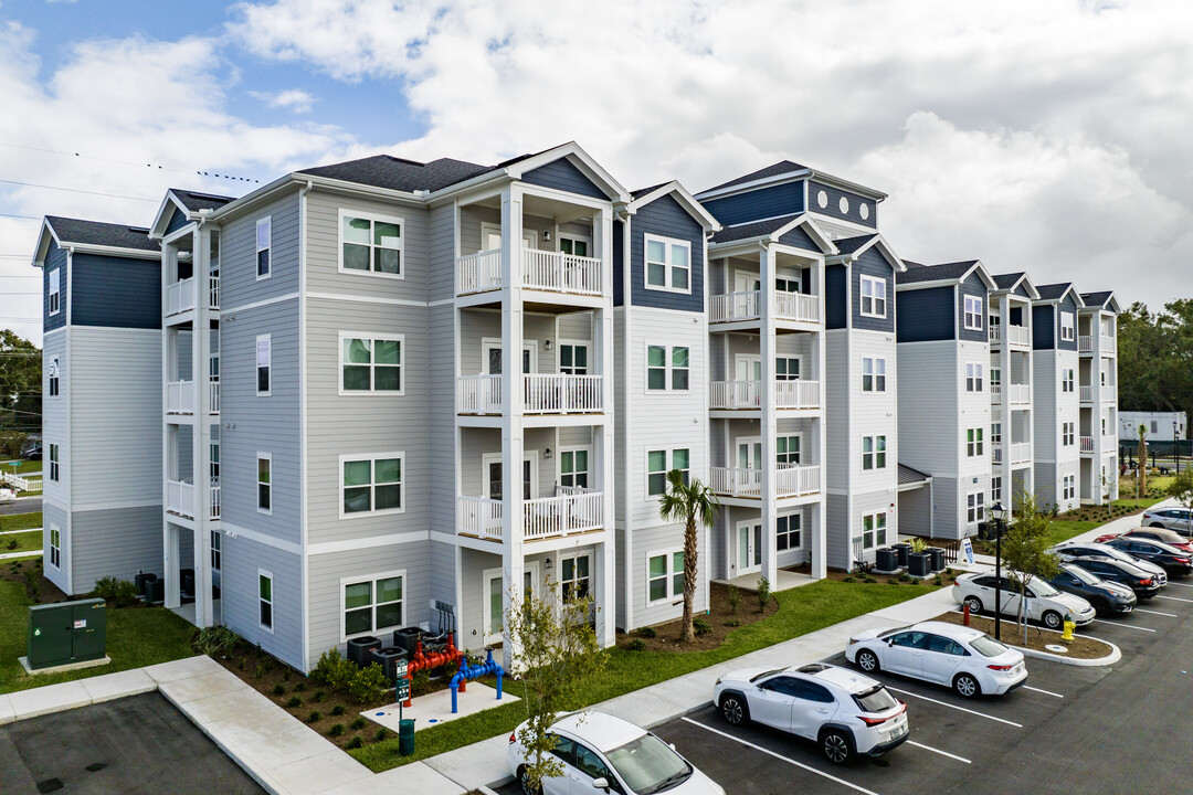 The Waverly at Winter Haven in Winter Haven, FL - Building Photo