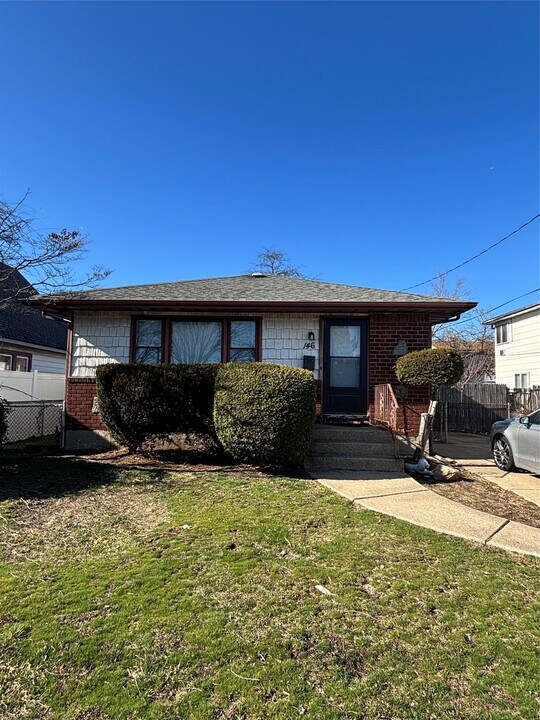 146 E Old Country Rd in Hicksville, NY - Building Photo
