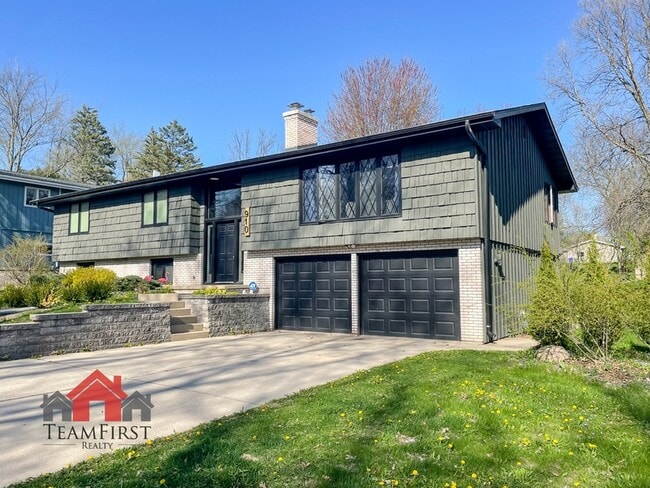 910 Pine Ridge Dr in Green Bay, WI - Building Photo - Building Photo