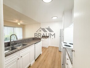 5252 Hermitage Ave in Los Angeles, CA - Building Photo - Building Photo