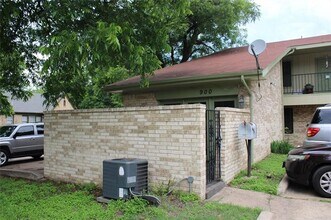900 N Austin St in Denton, TX - Building Photo - Building Photo