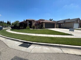 1896 Mathew Ave in Farmersville, CA - Building Photo