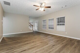 204 Sandstone Dr in Hampton, GA - Foto de edificio - Building Photo