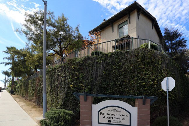 Fallbrook View in Fallbrook, CA - Foto de edificio - Building Photo