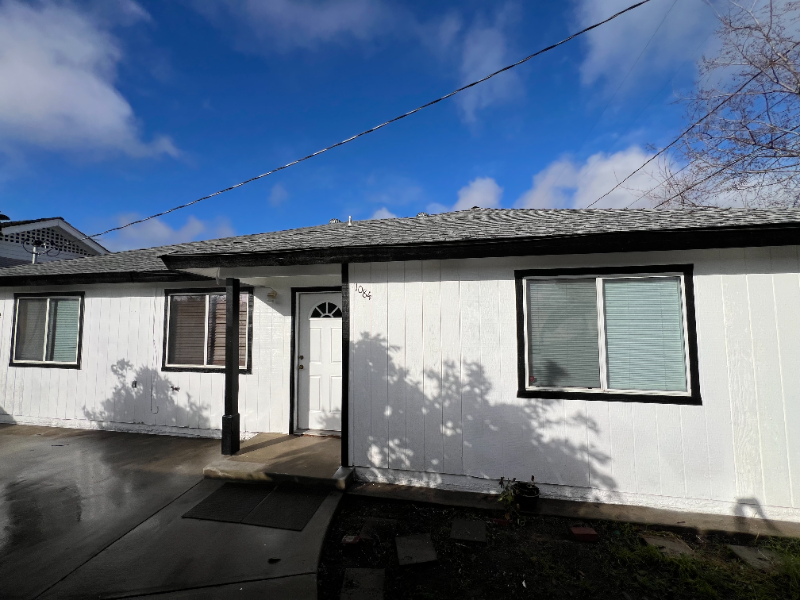 1084 S Klein Ave in Reedley, CA - Building Photo