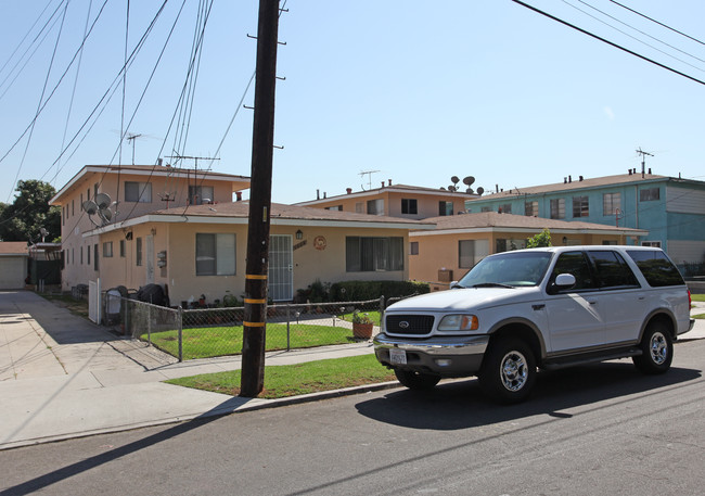 6828-6832 Corona Ave in Bell, CA - Foto de edificio - Building Photo