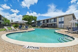 Pine Creek Apartments in Houston, TX - Building Photo