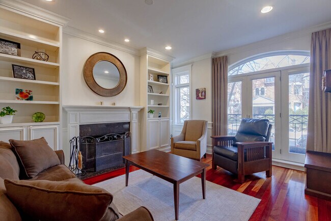 831 W George St, Unit 1 in Chicago, IL - Building Photo - Building Photo