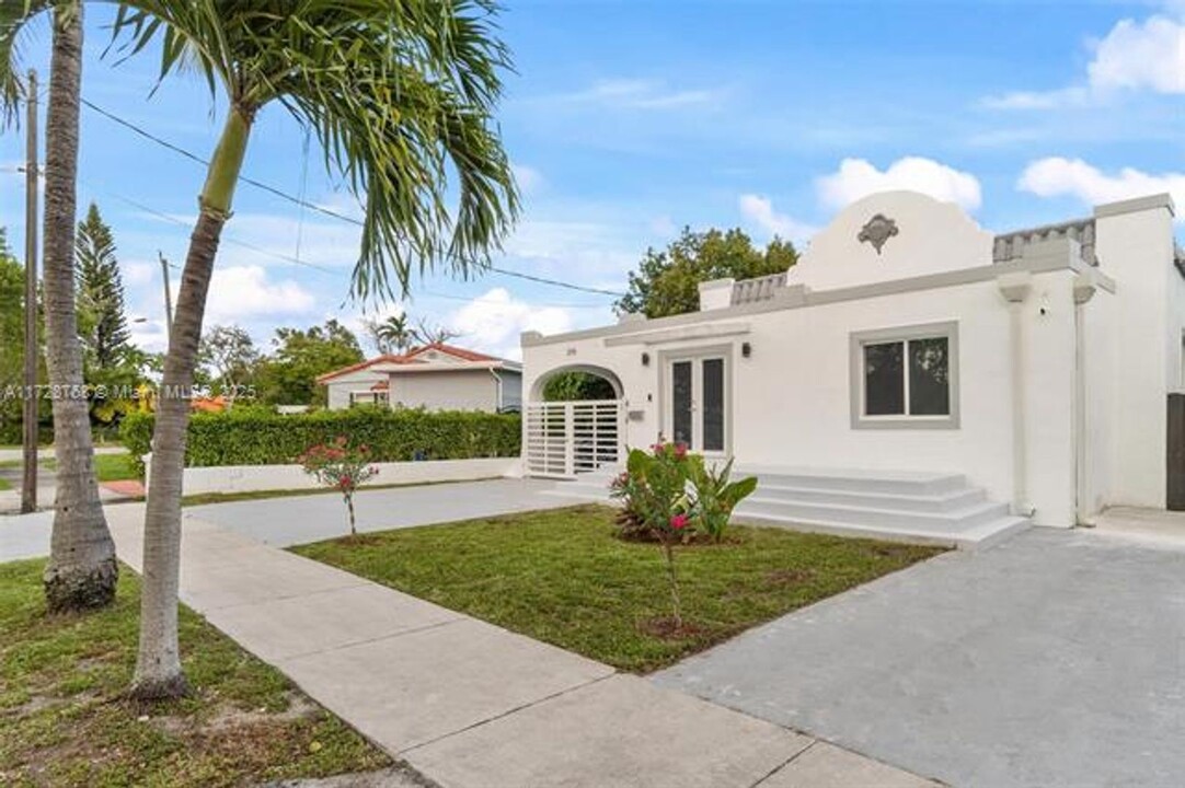 215 SW 32nd Court Rd in Miami, FL - Foto de edificio