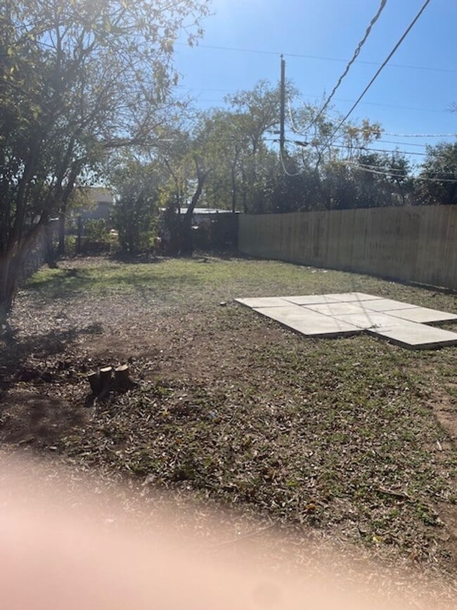 3536 S Littlejohn Ave in Fort Worth, TX - Foto de edificio - Building Photo