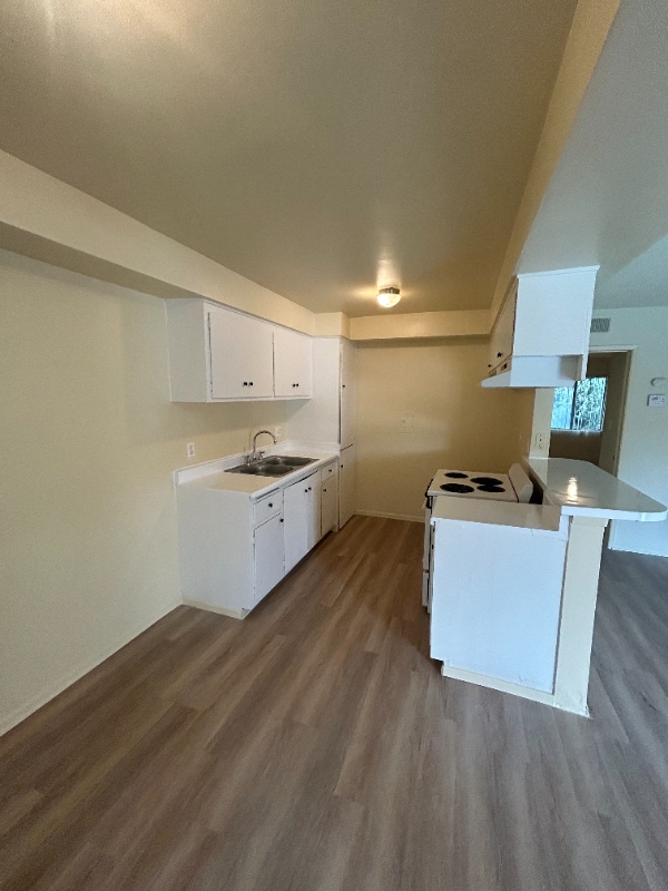 1001 E Stearns Ave in La Habra, CA - Foto de edificio - Building Photo