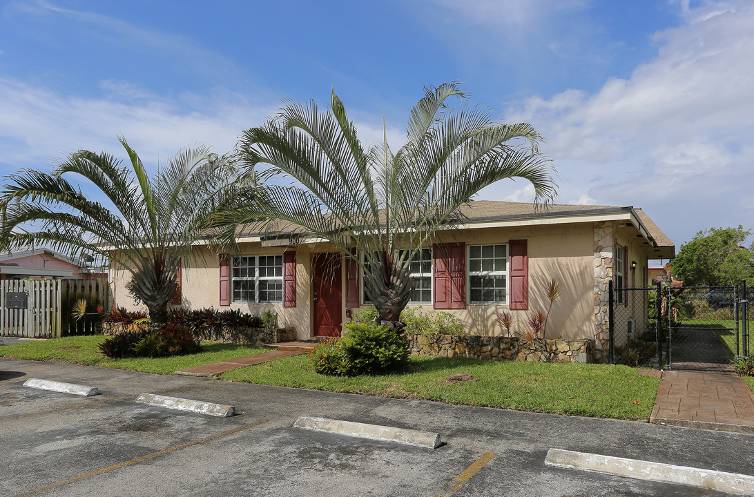 900 NE 16th St in Fort Lauderdale, FL - Building Photo