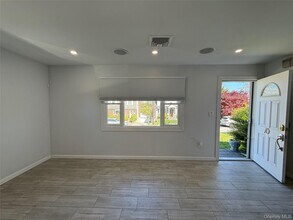 70 Round Hl Dr in Yonkers, NY - Building Photo - Building Photo