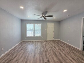 1725 Madrid St in San Antonio, TX - Building Photo - Building Photo
