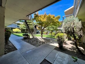 Garden West One Apartments in Yuba City, CA - Foto de edificio - Building Photo