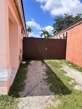 14350 SW 175th St in Miami, FL - Foto de edificio - Building Photo