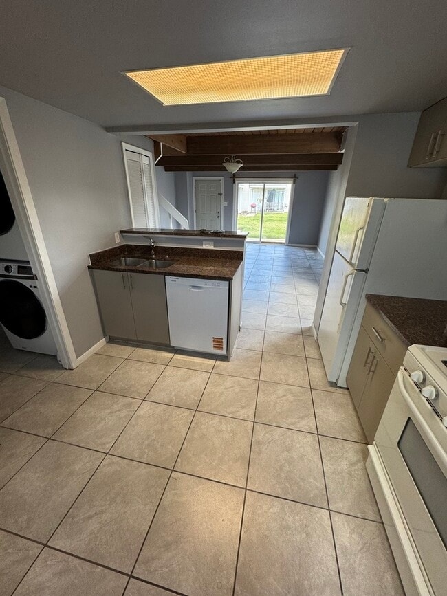 420 Meadow Green Ln in Round Lake Beach, IL - Building Photo - Building Photo