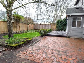 6154 NW Sickle Terrace in Portland, OR - Building Photo - Building Photo