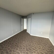 250 E Harbortown Dr, Unit 250 E Harbor Town Floor14 in Detroit, MI - Foto de edificio - Building Photo