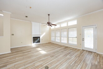 13422 S Fairview Ave in Baton Rouge, LA - Foto de edificio - Building Photo