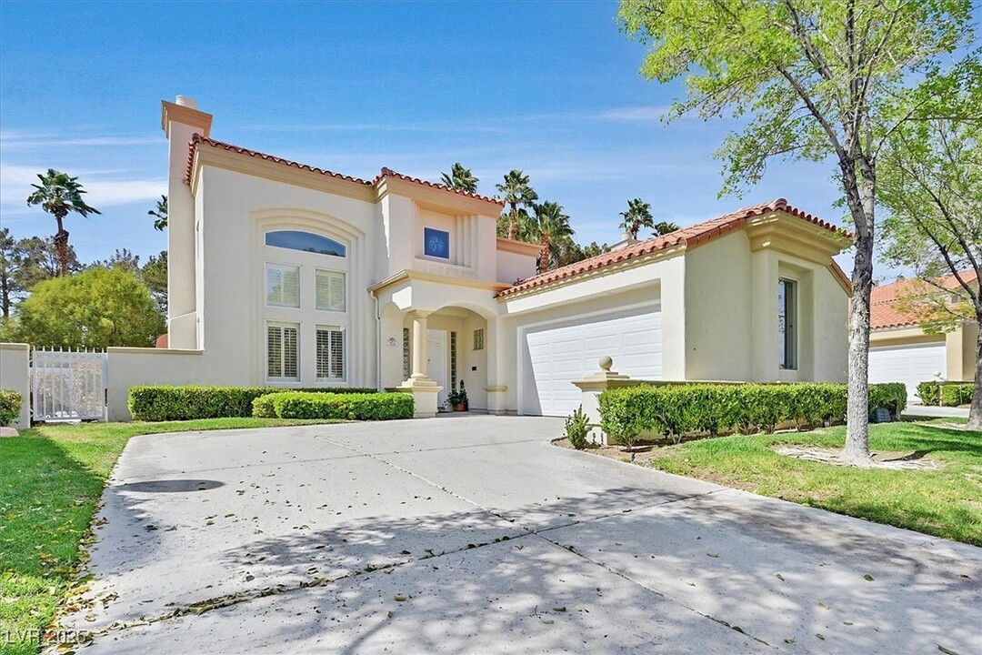 8236 Horseshoe Bend Ln in Las Vegas, NV - Building Photo