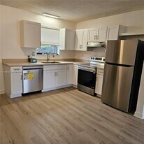 27 SW 8th Ct in Hallandale Beach, FL - Building Photo