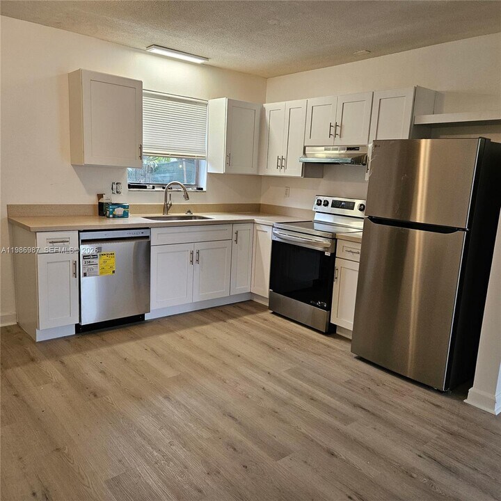 27 SW 8th Ct in Hallandale Beach, FL - Building Photo